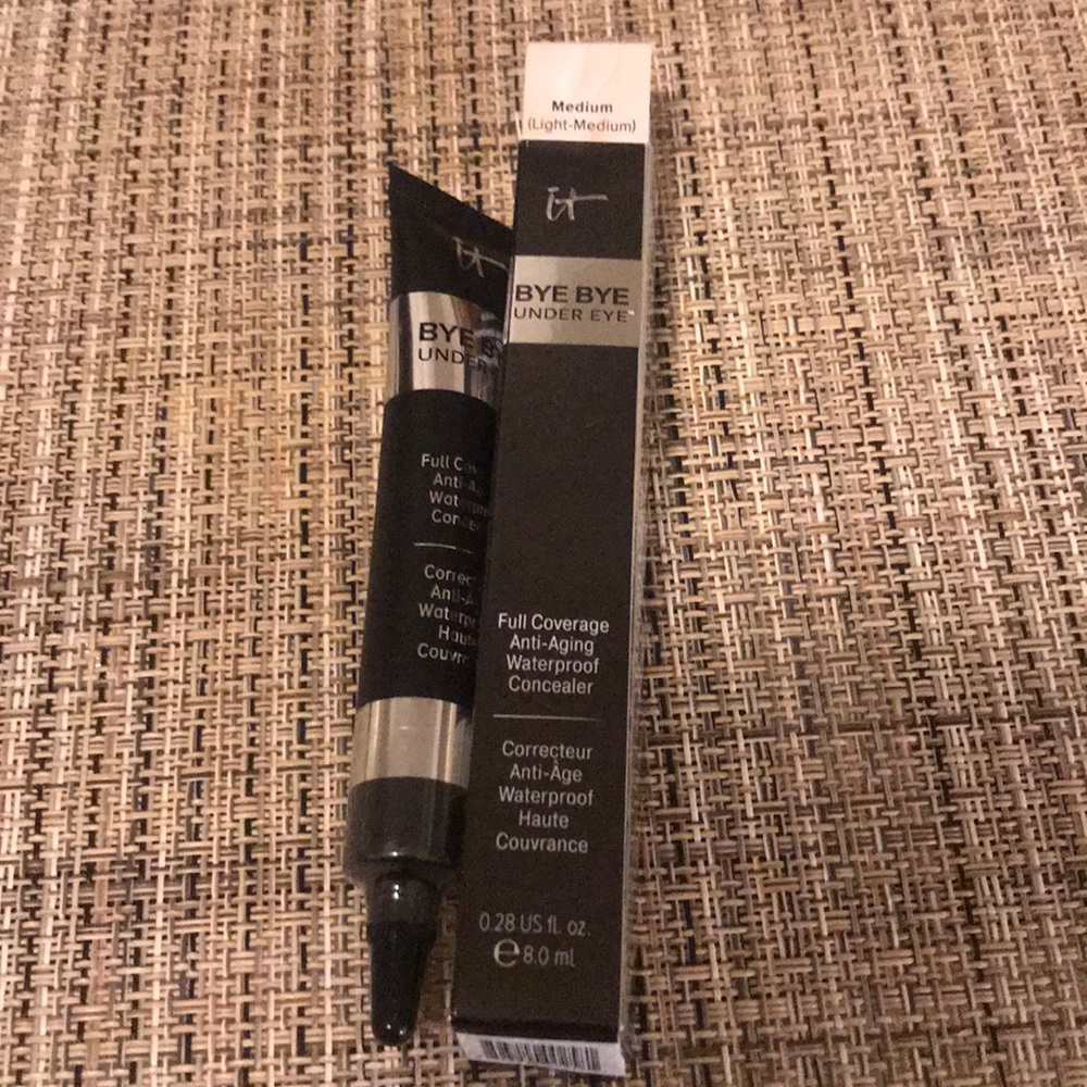 Bye Bye Under Eye - it cosmetics light - medium